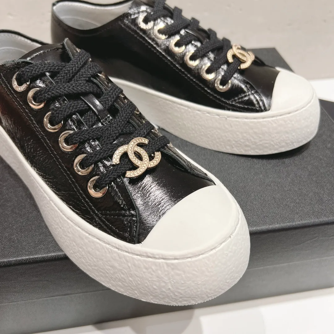 👟👟Ex-factory price 440👟👟 Top version Chanel Chanel 24 latest model full leather panda color white shoes casual sports shoes skateboard shoes original purchase and development production Xiaoxiang C Home Another super popular item in the counter, loved by Internet celebrity bloggers and sisters, and various praises on social platforms. It is very popular, has a high texture, is breathable and super spring and summer. Seeing this issue always arouses the inner desire of girls for fashion. The latest suede material, classic black and white color, full of fashionable feeling on the feet, easy to care for. Fabric: Original customized imported cowhide material. Lining: Customized soft sheepskin lining. Sole: Original molded TPU non-slip outsole. Bottom thickness: 2.5CM. Size: Women's size 35-40 (custom-made sizes 40 are non-refundable)